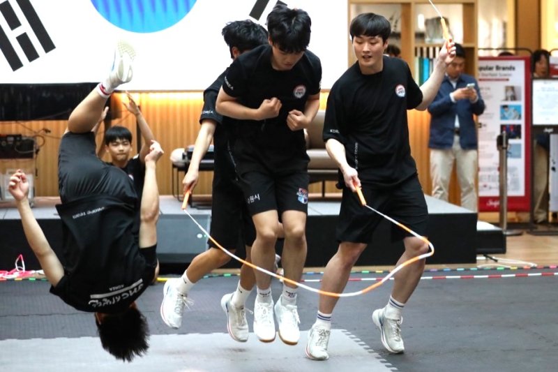 [수원=뉴시스] 수원시 줄넘기시범단의 공연모습 (사진=수원시줄넘기협회 제공)2025.06.02.photo@newsis.com