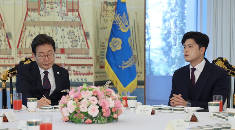 [서울=뉴시스] 최진석 기자 = 이재명 대통령이 22일 한남동 관저에서 열린 여야 지도부와 오찬에서 김용태 국민의힘 비상대책위원장의 발언을 듣고 있다. (대통령실통신사진기자단) 2025.06.22. myjs@newsis.com