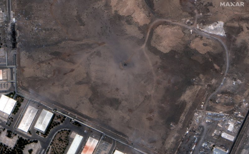 [나탄즈=AP/뉴시스] 막사르 테크놀로지스가 제공한 위성 사진에 22일(현지 시간) 이란의 나탄즈 지하 농축 시설 위에 미국의 공습으로 인한 포탄 구덩이가 생성돼 있다. 2025.06.23.