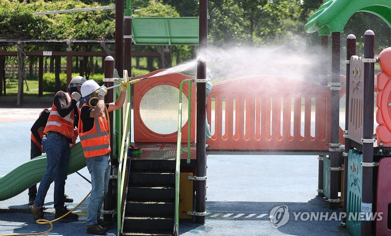 피서철 앞두고 물놀이형 놀이터 청소 (출처=연합뉴스)