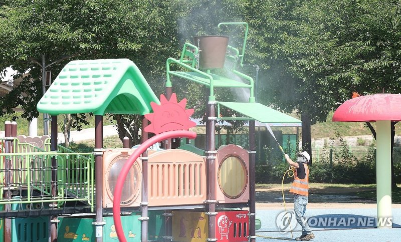 피서철 앞두고 물놀이형 놀이터 청소 (출처=연합뉴스)