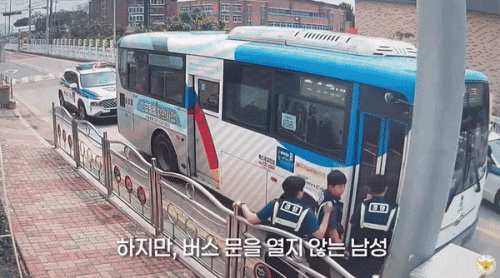 삼단봉으로 버스문 박살내고도 칭찬받은 경찰, 왜?