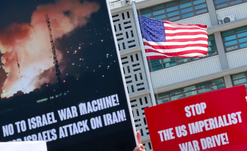 23일 서울 종로구 주한미국대사관 앞에서 한국 시민사회단체들이 긴급 기자회견을 열고 미국의 이란 공격을 강력 규탄하고 있다. 2025.6.23/뉴스1 ⓒ News1 김성진 기자