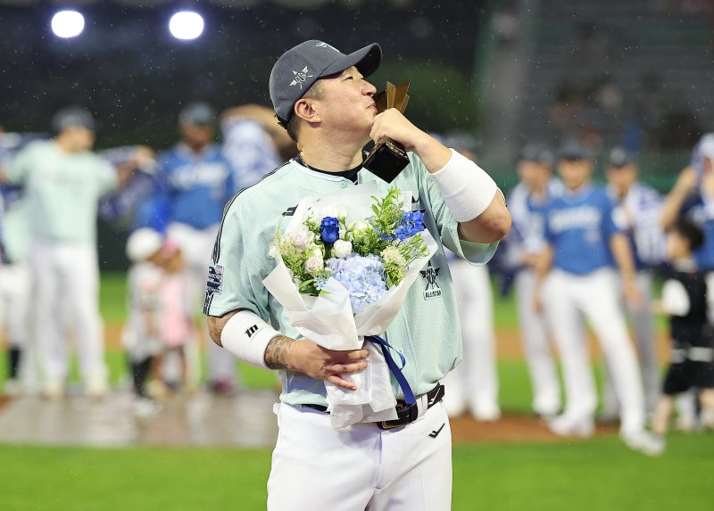 KIA 타이거즈 최형우가 지난해 올스타전에서 최고령 MVP에 선정된 뒤 트로피에 입을 맞추고 있다. 2024.7.6/뉴스1 ⓒ News1 김진환 기자