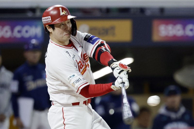 [인천=뉴시스] 최동준 기자 = 13일 인천SSG 랜더스필드에서 열린 2025 KBO리그 NC 다이노스와 SSG 랜더스의 경기, 6회말 2사 1루 상황 SSG 최정이 500호 홈런을 치고 있다. 2025.05.13. photocdj@newsis.com