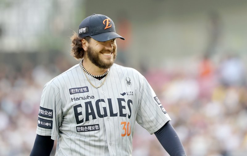 [서울=뉴시스] 김명년 기자 = 28일 서울 송파구 잠실야구장에서 열린 2025 KBO리그 한화 이글스와 LG 트윈스의 경기, 4회말 한화 선발 폰세가 이닝을 마치고 환하게 웃으며 더그아웃으로 향하고 있다. 2025.05.28. kmn@newsis.com