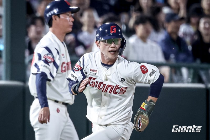 [서울=뉴시스] 프로야구 롯데 자이언츠 전민재가 20일 부산 사직구장에서 열린 2025 신한 쏠뱅크 KBO리그 LG 트윈스와의 경기에서 3루 베이스를 돌고 있다. (사진=롯데 자이언츠 제공) 2025.05.20. *재판매 및 DB 금지