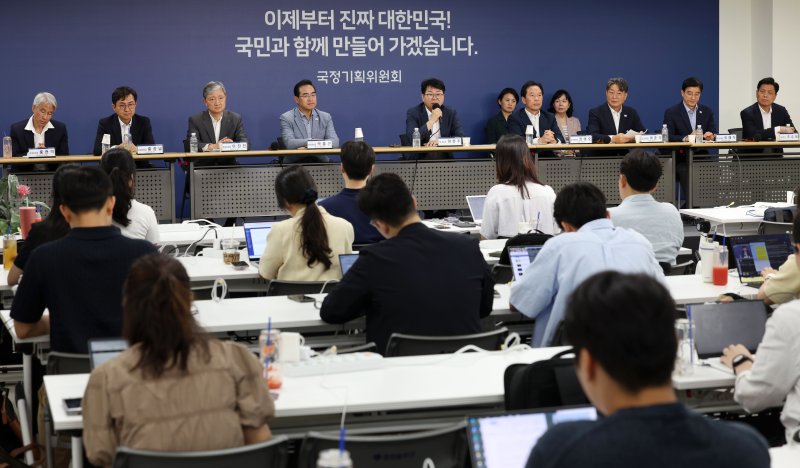 [서울=뉴시스] 홍효식 기자 = 이한주 국정기획위원회 위원장이 지난 22일 서울 종로구 정부서울청사 창성동 별관 브리핑실에서 기자간담회를 하고 있는 모습. 2025.06.22. yesphoto@newsis.com