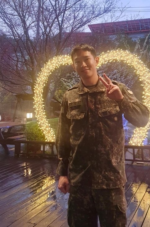 공효진, 군복입은 10세 연하 남편 케빈오 껴안고…다정 부부 [N샷]