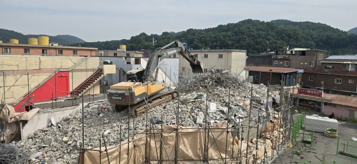 파주 '용주골' 성매매 업소 6개동 철거 완료