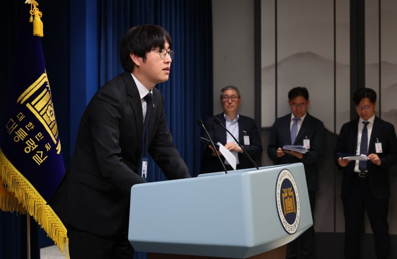 [서울=뉴시스] 최진석 기자 = 하정우 AI미래기획수석이 19일 서울 용산 대통령실에서 이공계특별법 관련 브리핑을 하고 있다. 2025.06.19. myjs@newsis.com