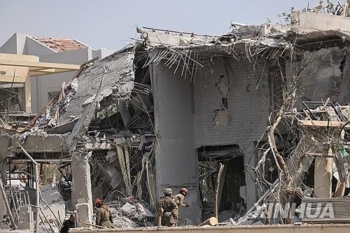 이란 미사일로 파괴된 이스라엘 중부 네스지오나의 한 건물 (출처=연합뉴스)