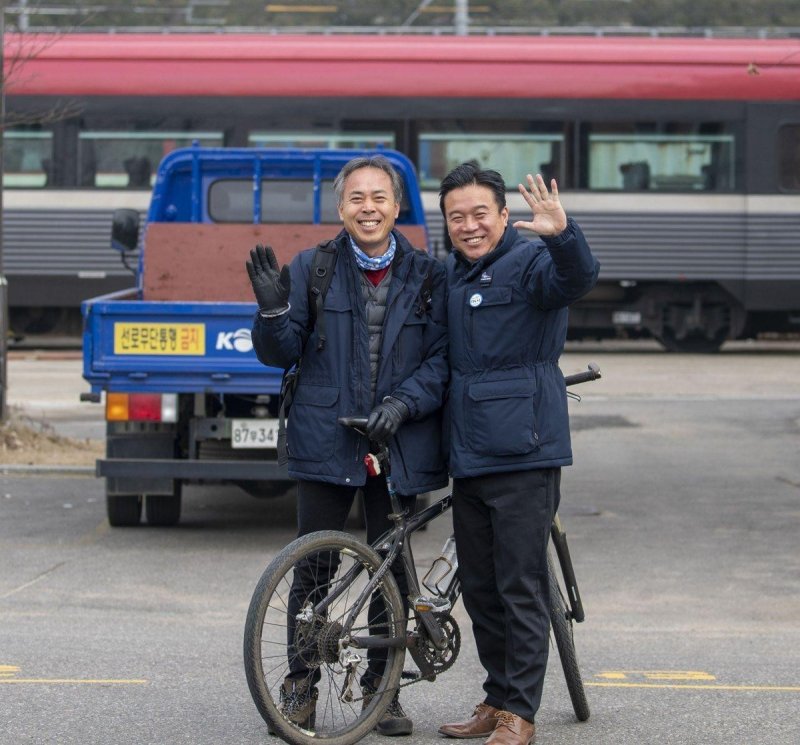 열차 앞에 선 김영훈(오른쪽) 고용노동부 장관 후보자 (출처=연합뉴스)