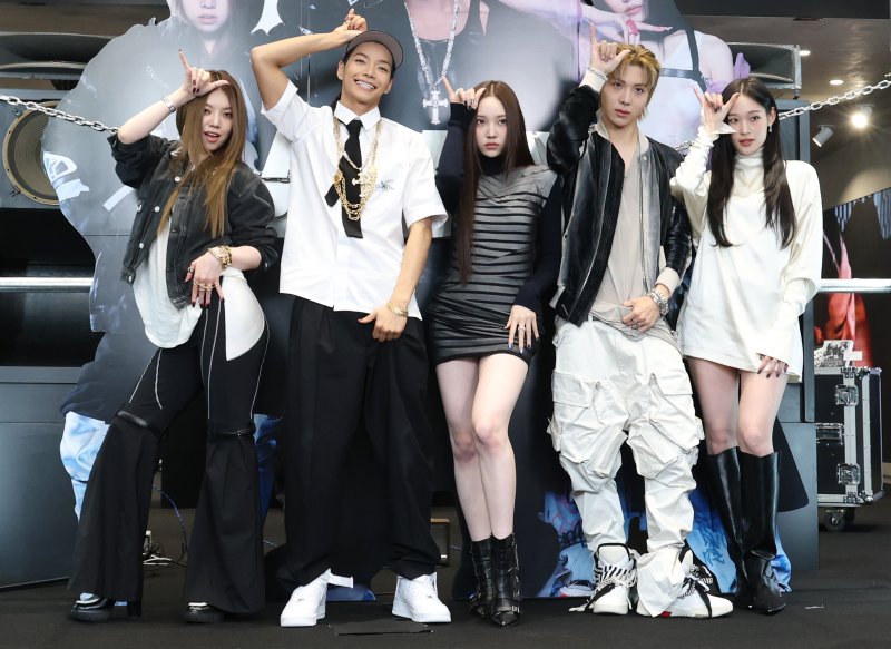 혼성 5인 그룹 올데이프로젝트(ALLDAY PROJECT) 베일리(왼쪽부터)와 타잔, 영서, 우찬, 애니가 23일 서울 강남구 일상비일상의틈byU+에서 열린 데뷔 싱글 '페이머스'(FAMOUS) 발매 기념 팝업 스토어 포토콜 행사에서 포즈를 취하고 있다. ⓒ News1 권현진 기자