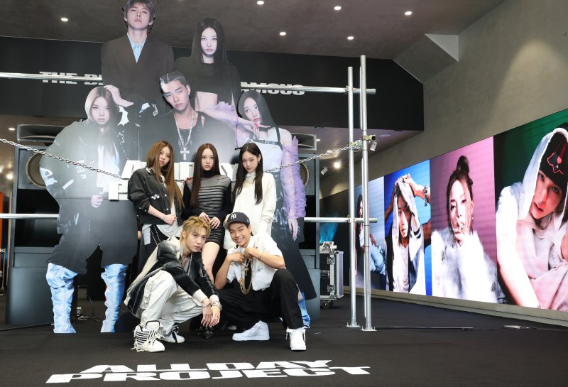 혼성 5인 그룹 올데이프로젝트(ALLDAY PROJECT)가 23일 서울 강남구 일상비일상의틈byU+에서 열린 데뷔 싱글 '페이머스'(FAMOUS) 발매 기념 팝업 스토어 포토콜 행사에서 포즈를 취하고 있다. ⓒ News1 권현진 기자