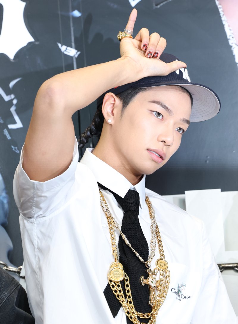 혼성 5인 그룹 올데이프로젝트(ALLDAY PROJECT) 타잔이 23일 서울 강남구 일상비일상의틈byU+에서 열린 데뷔 싱글 '페이머스'(FAMOUS) 발매 기념 팝업 스토어 포토콜 행사에서 포즈를 취하고 있다. ⓒ News1 권현진 기자