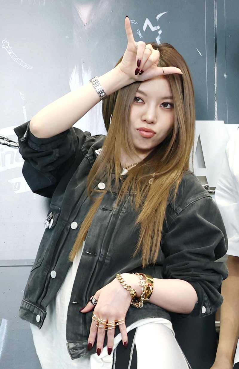 혼성 5인 그룹 올데이프로젝트(ALLDAY PROJECT) 베일리가 23일 서울 강남구 일상비일상의틈byU+에서 열린 데뷔 싱글 '페이머스'(FAMOUS) 발매 기념 팝업 스토어 포토콜 행사에서 포즈를 취하고 있다. ⓒ News1 권현진 기자