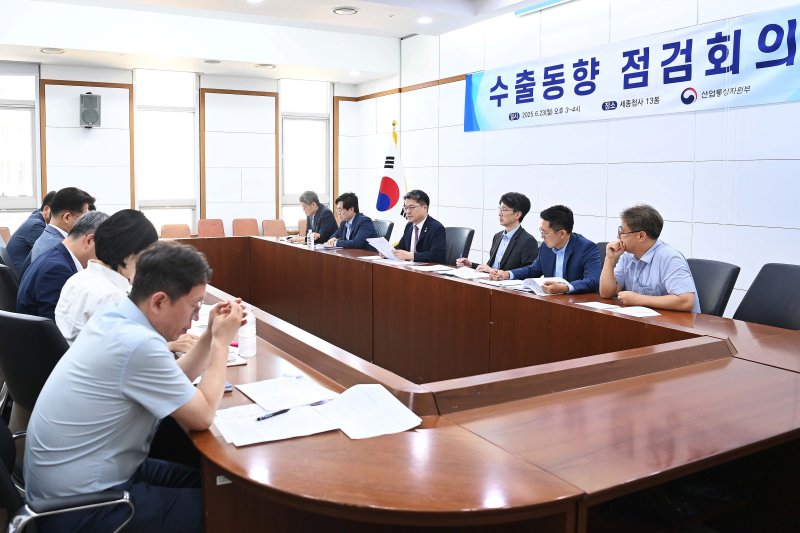 [서울=뉴시스] 문신학 산업통상자원부 1차관이 23일 정부세종청사에서 열린 2025년 6월 수출동향 점검회의를 주재하고 있다. (사진=산업통상자원부 제공) 2025.06.23. photo@newsis.com *재판매 및 DB 금지