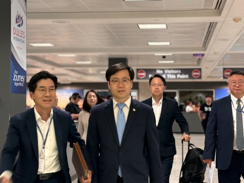 [워싱턴=뉴시스]이윤희 특파원 = 여한구 산업통상자원부 통상교섭본부장이 22일(현지 시간) 미국 워싱턴DC 인근 덜레스국제공항으로 입국하고 있다. 2025.06.23.