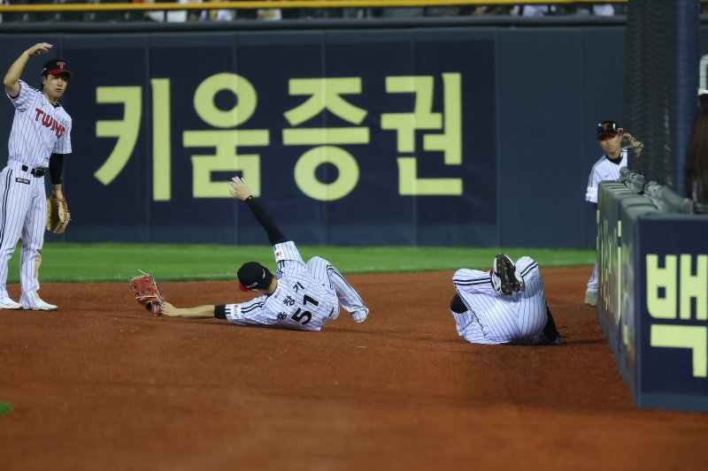 [서울=뉴시스] 프로야구 LG 트윈스의 홍창기가 13일 서울 잠실구장에서 열린 2025 신한 쏠뱅크 KBO리그 키움 히어로즈와의 경기 도중 부상을 당해 쓰러져 있다. (사진=LG 트윈스 제공) 2025.05.13. *재판매 및 DB 금지