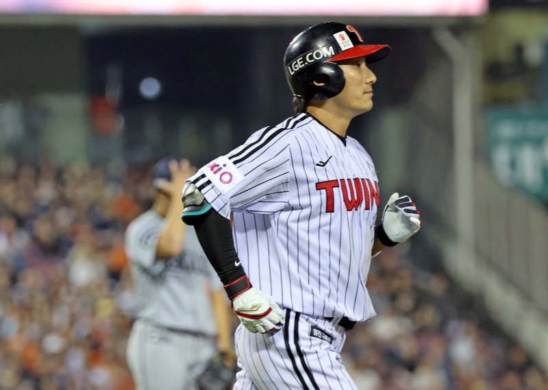 [서울=뉴시스] 김금보 기자 = 29일 서울 송파구 잠실야구장에서 열린 프로야구 2025 KBO리그 한화 이글스와 LG 트윈스의 경기, 8회말 2사 1,2루 LG 신민재가 12구 싸움 볼넷으로 진루하고 있다. 2025.05.29. kgb@newsis.com