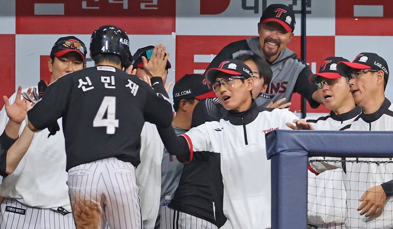 [서울=뉴시스] 김금보 기자 = 8일 서울 구로구 고척스카이돔에서 열린 프로야구 2025 KBO리그 LG 트윈스와 키움 히어로즈의 경기, 7회초 2사 2루 LG 김현수 2점 홈런때 선행주자 신민재가 염경엽 감독의 격려를 받고 있다. 2025.06.08. kgb@newsis.com