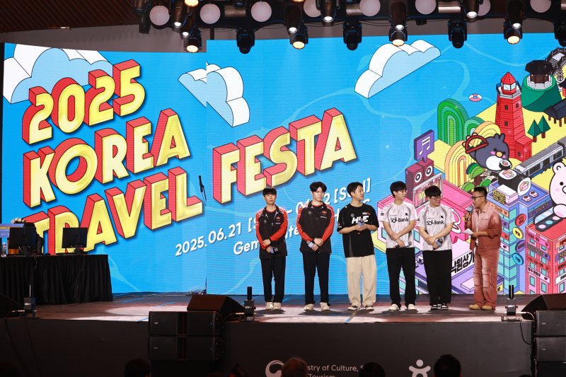 21일(현지시간) '코리아 트래블 페스타'에서 무대 인사를 하는 LCK 선수들 *재판매 및 DB 금지