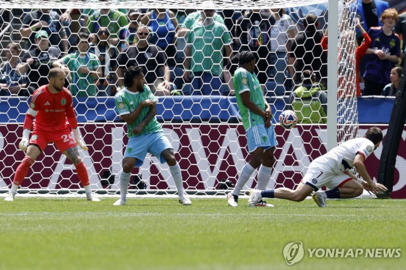 흐비차 크바라츠헬리아(오른쪽)의 선제 결승 골 장면 (출처=연합뉴스)