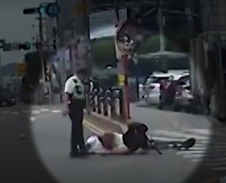 숨은(?) 경찰, 킥보드 탄 10대 팔 잡아채…'중환자실'