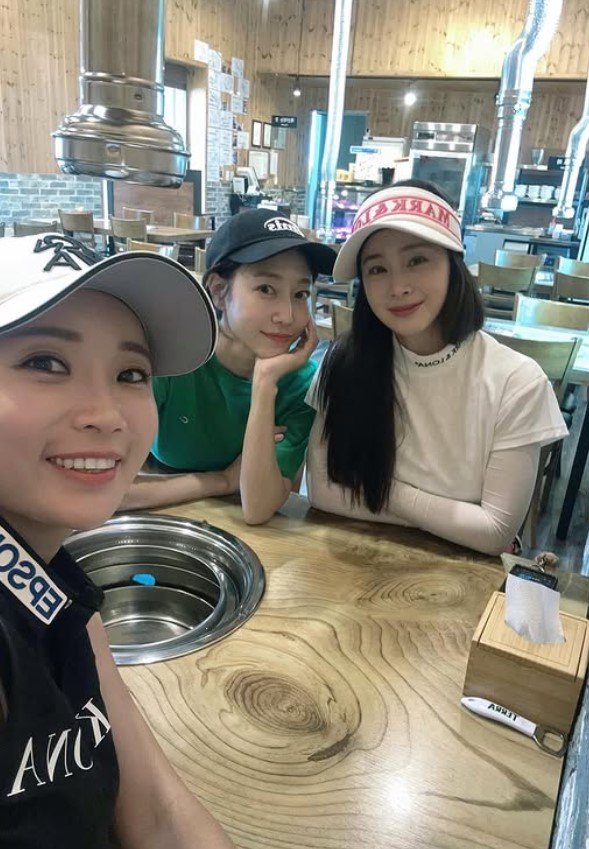 김태희, 시누이&middot;절친과 골프치고 고깃집 "여신들 모임"