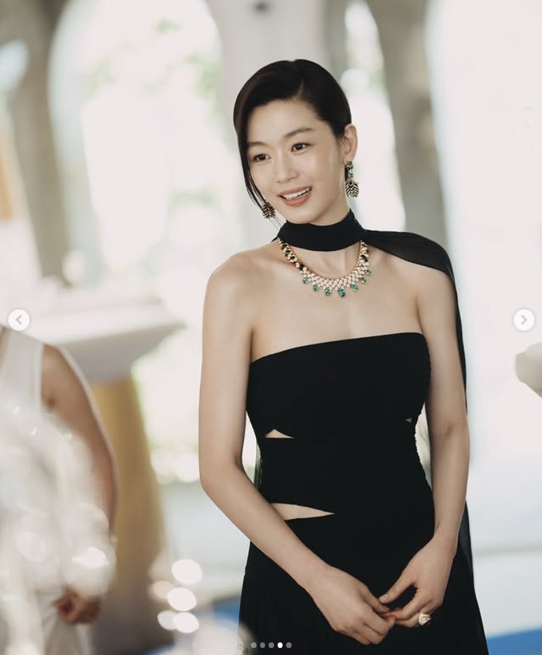 'FA' 전지현, 바르셀로나 홀린 여신 미모…보석보다 반짝이네 [N컷]