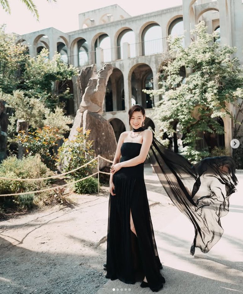 'FA' 전지현, 바르셀로나 홀린 여신 미모…보석보다 반짝이네 [N컷]