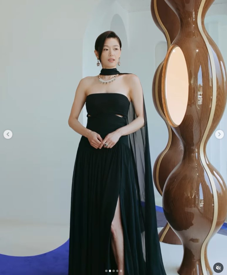 'FA' 전지현, 바르셀로나 홀린 여신 미모…보석보다 반짝이네 [N컷]