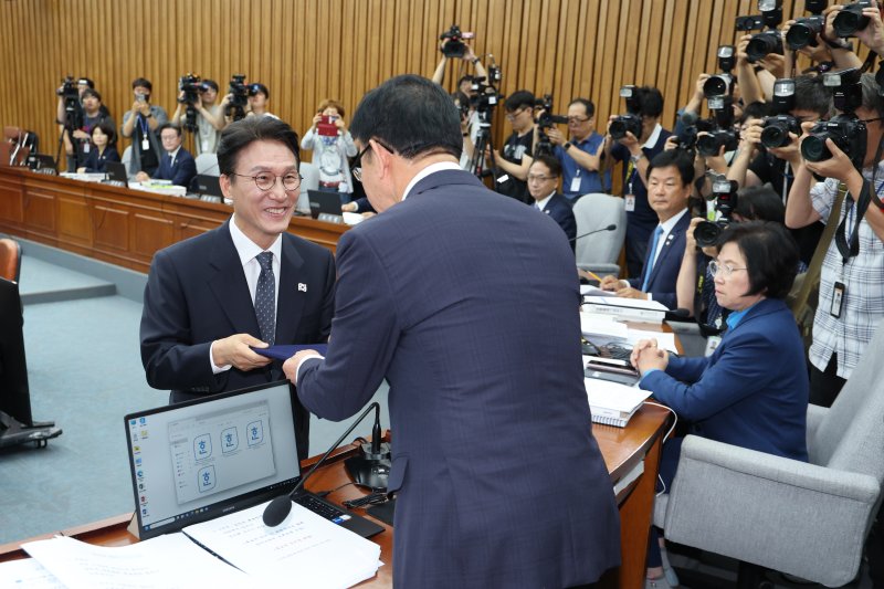김민석 국무총리 후보자가 24일 오전 서울 여의도 국회에서 열린 인사청문회에 출석해 선서를 마친 후 선서문을 이종배 위원장에게 전달하고 있다. 2025.6.24/뉴스1 ⓒ News1 안은나 기자
