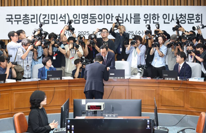 김민석 국무총리 후보자가 24일 오전 서울 여의도 국회에서 열린 인사청문회에 출석해 이종배 위원장에게 선서문을 전달하고 있다. 2025.6.24/뉴스1 ⓒ News1 이광호 기자