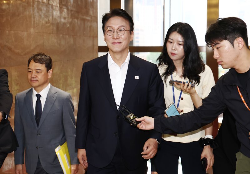 김민석 국무총리 후보자가 24일 오전 서울 여의도 국회에서 열린 인사청문회에 출석하기 위해 이동하고 있다. 2025.6.24/뉴스1 ⓒ News1 김민지 기자