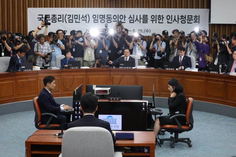 이종배 국회 김민석 국무총리 후보자 인사청문특별위원장이 24일 서울 여의도 국회에서 열린 총리 임명동의안 심사를 위한 인사청문회에서 의사봉을 두드리고 있다. 2025.6.24/뉴스1 ⓒ News1 이광호 기자