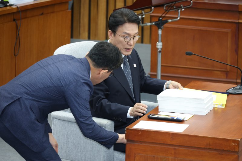 김민석 국무총리 후보자가 24일 오전 서울 여의도 국회에서 열린 인사청문회에 출석해 관계자와 대화하고 있다. 2025.6.24/뉴스1 ⓒ News1 이광호 기자