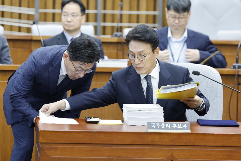 김민석 국무총리 후보자가 24일 오전 서울 여의도 국회에서 열린 인사청문회에 출석해 청문회 준비를 하고 있다. 2025.6.24/뉴스1 ⓒ News1 안은나 기자