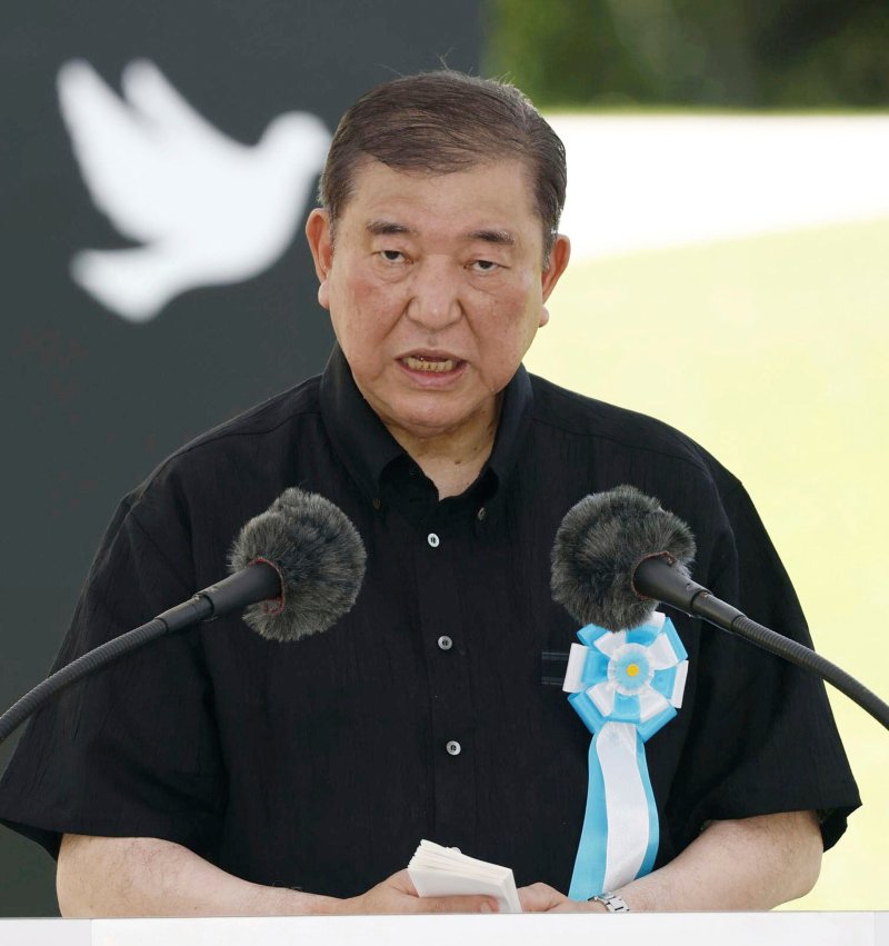 [이토만=AP/뉴시스] 이시바 시게루 일본 총리가 지난 23일 일본 오키나와현 이토만의 평화기념공원에서 열린 전몰자 추도식에서 연설하고 있다. 2025.06.24. photo@newsis.com