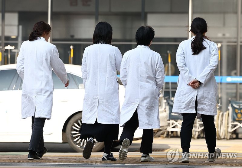 서울의 한 대학병원에서 의료진들이 이동하고 있다. 연합뉴스