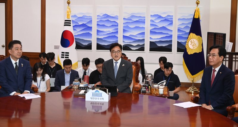 與野 26일 본회의 합의..법사위원장·추경 두고 막판 기싸움