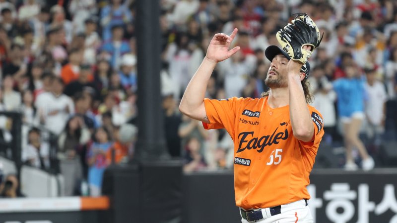 23일 대전 한화생명볼파크에서 열린 '2025 신한 SOL 뱅크 KBO리그' 프로야구 한화 이글스와 롯데 자이언츠 경기에서 한화 와이스가 9회 교체되며 아쉬운 세리머니를 하고 있다. 2025.5.23/뉴스1 ⓒ News1 김기남 기자