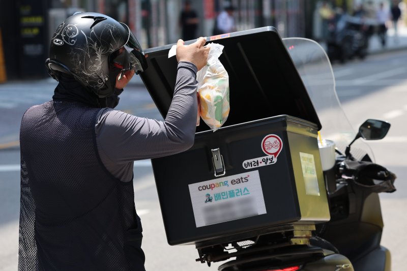 [서울=뉴시스] 권창회 기자 = 19일 서울 시내 식당가에서 배달라이더들이 음식을 배달하고 있다. 2025.06.24. kch0523@newsis.com