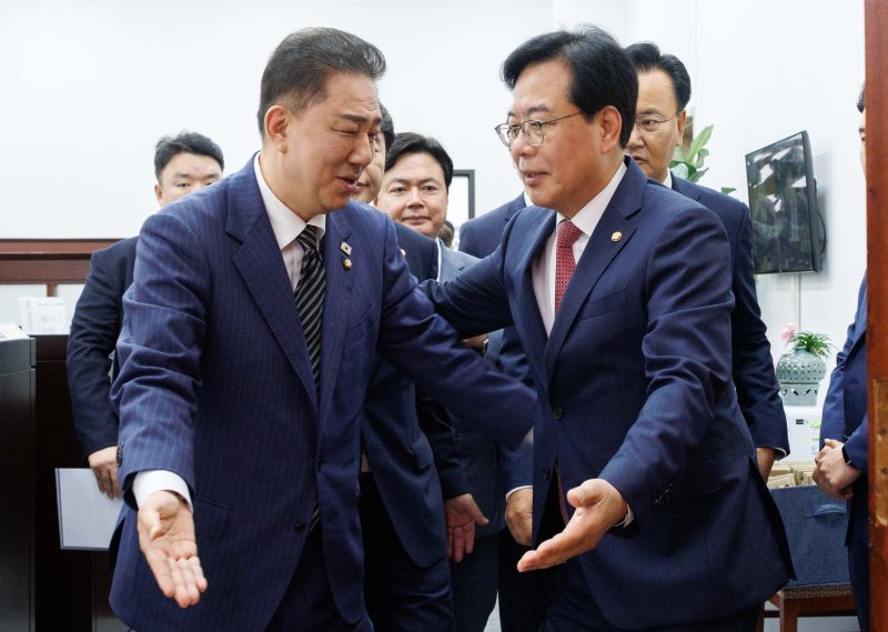 더불어민주당 김병기 당 대표 직무대행 겸 원내대표(왼쪽)와 국민의힘 송언석 원내대표가 2실시간-바카라사이트 국회에서 추가경정예산안 실시간-바카라사이트를 위한 본회의 개최 일정과 상임위원장 재배분 문제 등을 논의하기 위한 우원식 국회의장과의 회동에 참석하고 있다. 사진=연합뉴스