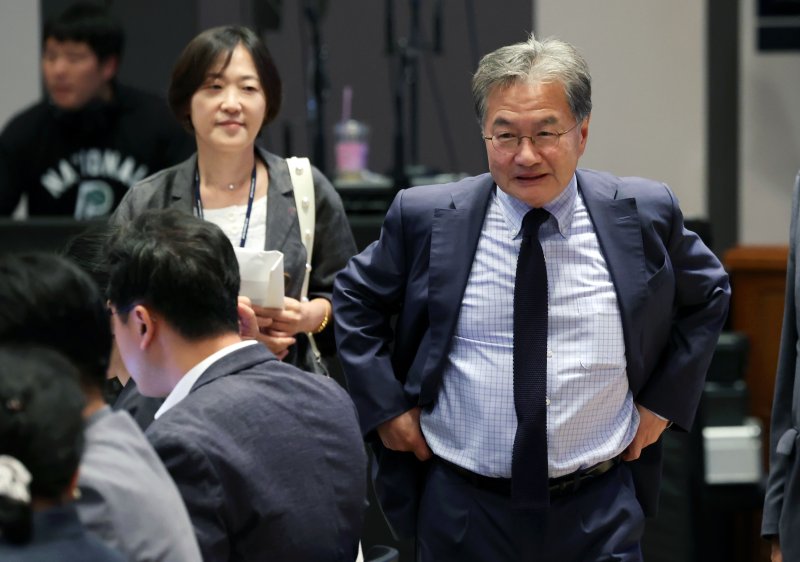 조셉 윤 주한미국대사대리가 24일 서울 중구 프레스센터 국제회의장에서 한미 외교 관계 전망과 과제를 주제로 한 KPF세미나에 참석하고 있다. 뉴시스