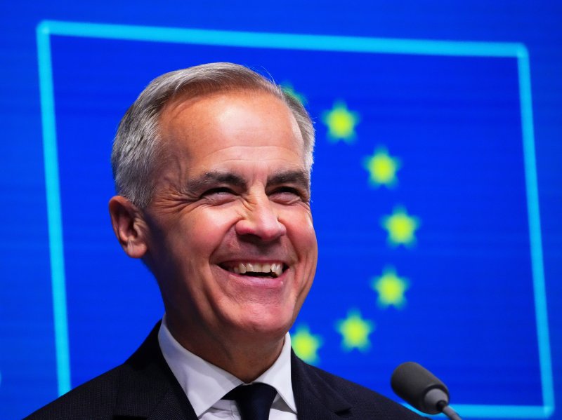 [브뤼셀=AP/뉴시스] 마크 카니 캐나다 총리가 23일(현지 시간) 벨기에 브뤼셀에서 캐나다-유럽연합(EU) 정상회담을 한 뒤 공동 기자회견에서 활짝 웃고 있다. 2025.06.24.