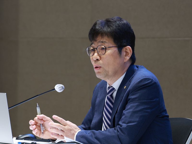 유상대 한국은행 부총재가 24일 오전 서울 중구 한은 별관 컨퍼런스홀에서 ‘우리나라의 잠재성장률 하락과 통화정책’을 주제로 열린 기자간담회에서 질의응답을 하고 있다. 한국은행 제공.