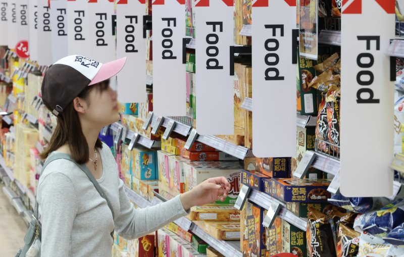 한 대형마트에서 소비자들이 과자 등을 고르고 있다.통계청 국가통계포털(KOSIS)에 따르면 지난달 가공식품 74개 품목 가운데 윤석열 대통령의 비상계엄 사태 직전인 지난해 11월 대비 물가지수가 상승한 품목은 52개로 전체의 71.2%를 차지했다. 특히 초콜릿이 10.4%, 커피는 8.2% 상승했다. 양념 소스와 식초, 젓갈등도 7% 넘게 올랐다. 2025.06.09. hwang@newsis.com