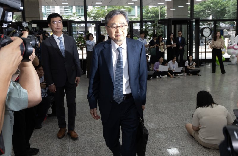 [서울=뉴시스] 황준선 기자 = 조현 외교부 장관 후보자가 24일 오전 서울 종로구 대우빌딩에 마련된 인사청문회 준비 사무실로 출근하고 있다. 2025.06.24. hwang@newsis.com